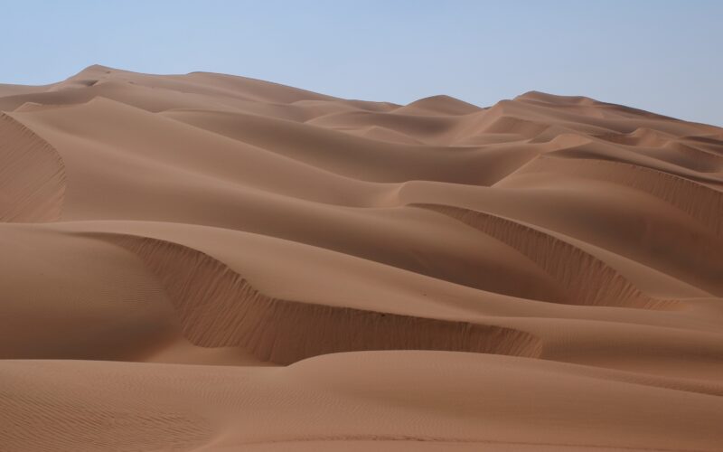 صحراء الربع الخالي تنغمر بمياة الأمطار في واقعة نادرة بالمملكة العربية السعودية