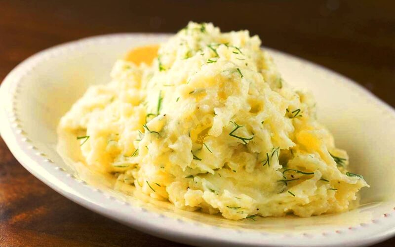 طريقة جديدة لعمل البطاطس مع البيض – خطوات وصفة الفطار بالتفصيل