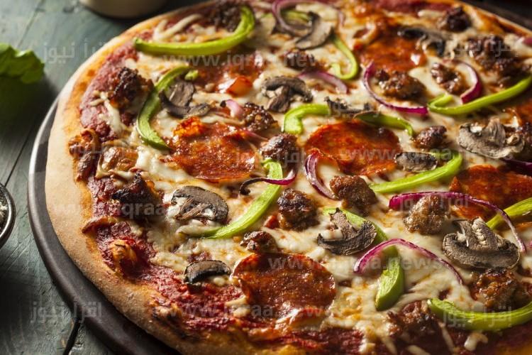 طريقة عمل البيتزا الإيطالية بالسجق هشه مثل المطاعم 