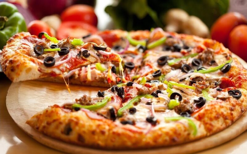 طريقة عمل بيتزا الطاسة السريعة الهشة القطنية بكل تكاتها وأسرارها لطعم ألذ من بيتزا المحلات